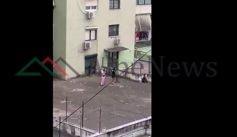 “BRAVO, BRAVO…”/ Momente emocionuese. Pas thirrjes, qytetarët DUARTROKASIN në ballkon për mjekët