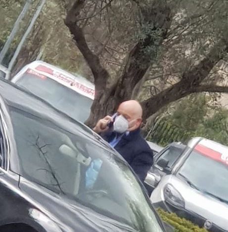 FOTOLAJM/ Koronavirusi, Blendi Fevizu, me maskë nëpër rrugë