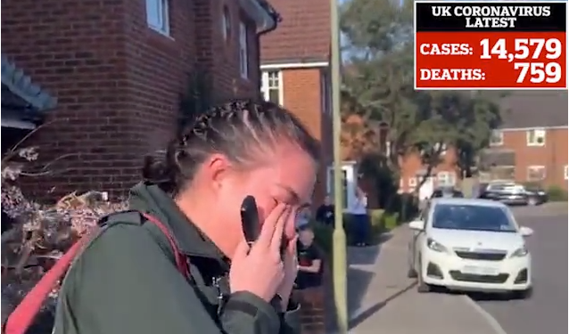 KORONAVIRUSI/ Infermierja britanike s’mundi t’i mbante lotët. Fqinjët dolën të gjithë në rrugë, për t’i bërë një… (FOTO+VIDEO)