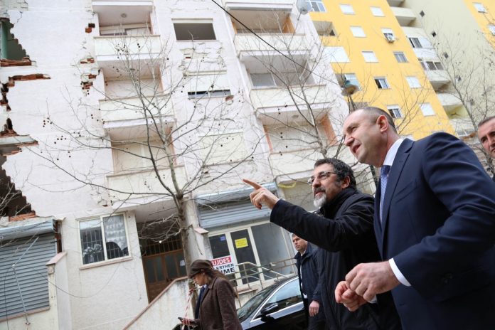 RINDËRTIMI/ Çuçi bashkë me Presidentin e Bullgarisë, Rumen Radev vizitojnë zonat e prekura nga tërmeti në Durrës