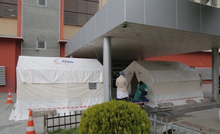 MASAT KUNDËR KORONAVIRUSIT/ Ngrihen dy çadra triazhimi edhe te Urgjenca e QSUT-së për kontroll