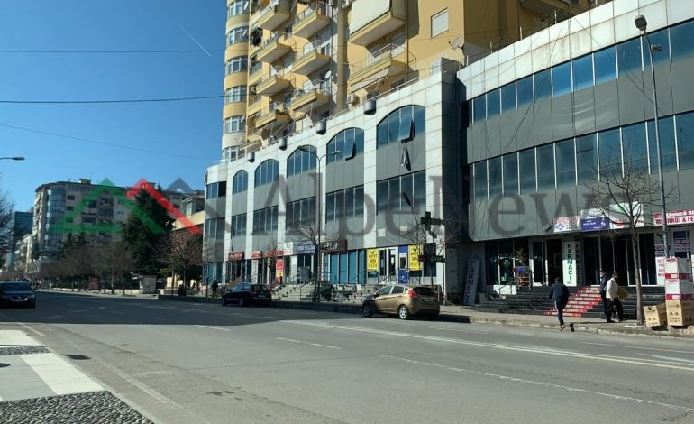 SHTETRRETHIMI/ Durrsakët “i binden” masave. Rrugët boshatisen, qytetarët vetizolohen (PAMJET)