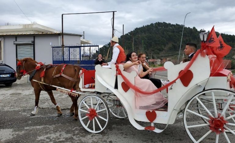 KORONAVIRUSI/ Në Elbasan “nuk pyesin” për epidemi, marrin nusen me pajton (FOTO)