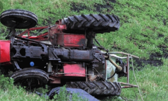 PËRMBYSET BASHKË ME TRAKTORIN TEKSA PUNONTE TOKËN/ Plagoset rëndë i riu në Skrapar (FOTOT)