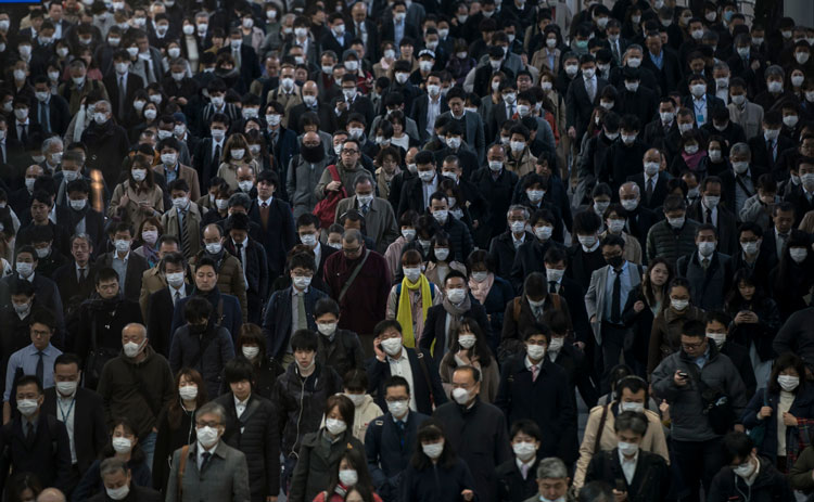 KORONAVIRUSI/ Rrugët e Tokios mbushen plot me njerëz, një ditë pasi guvernatori urdhëron distancimin shoqëror