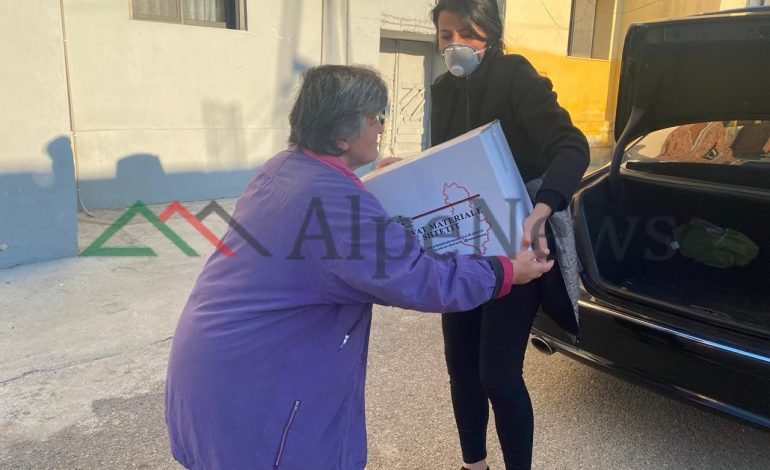 KORONAVIRUSI NË SHQIPËRI/ Shijak, shpërndahen ushqime për familjet në nevojë. Falenderojnë të lumtur