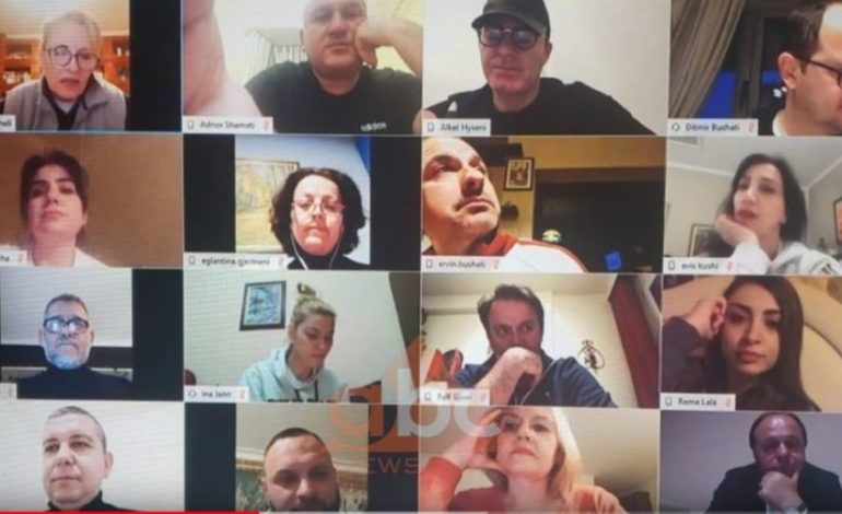 KORONAVIRUSI/ Pa grim e kostum dhe me flokë pa krehje, deputetët shqiptarë mbledhje online