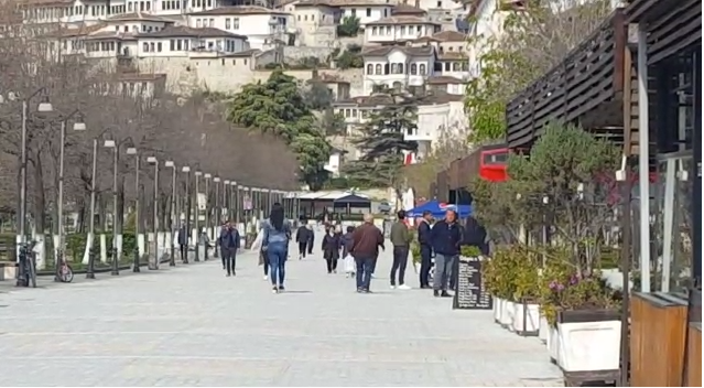 THYEJNË KARANTINIMIN/ Beratasit “vërshojnë” në rrugë e sheshe, ankohen se nuk u del 1 orë për të kryer pazare (FOTO)
