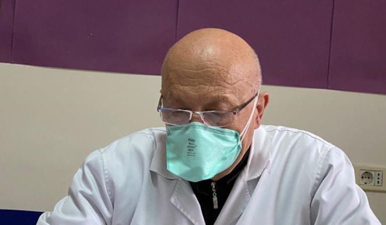 “LUFTA” ME KORONAVIRUSIN/ Pas 48 vitesh shërbim, mjeku i njohur rikthehet sërish te Infektivi
