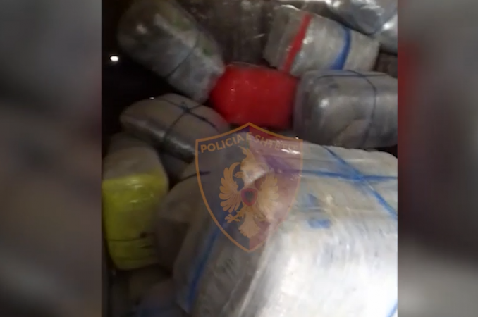 KRIMI NUK PYET PËR KORONAVIRUS/ Kapen 613 kg kanabis në Kurbin, 2 të arrestuar. Sekuestrohet dhe një… (VIDEO)