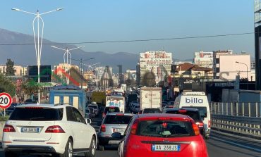 TRAFIK I RËNDUAR/ Çfarë ndodh në Tiranë në të vetmen orë kur lejohen makinat (PAMJET)