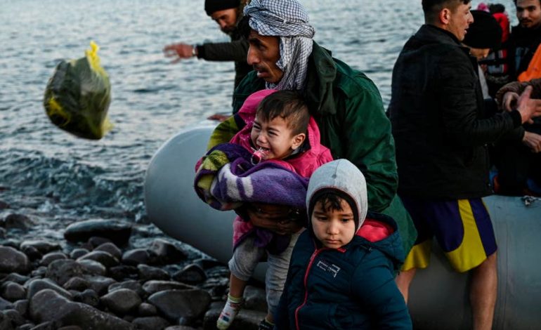 “HAPNI KUFIJTË”/ Emigrantët të bllokuar në kufirin greko-turk pa ushqim e strehim, për një jetë…