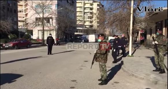 KORONAVIRUSI/ Ushtria dhe Policia zbarkojnë në Vlorë dhe Shkodër, kush nuk vetëkarantinohet 5 mijë euro gjobë (VIDEO)