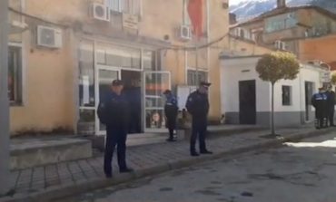 "MEZHGORANI"/ Gjykata e Përmetit jep masat e arrestit, lirohen 11 persona, nesër seanca për Betim Shkupin dhe...