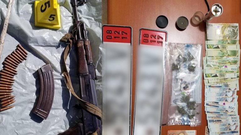 OPERACIONONI “BASHKËPUNIMI”/ Armë, municione e drogë, pranga 3 të rinjve në Durrës