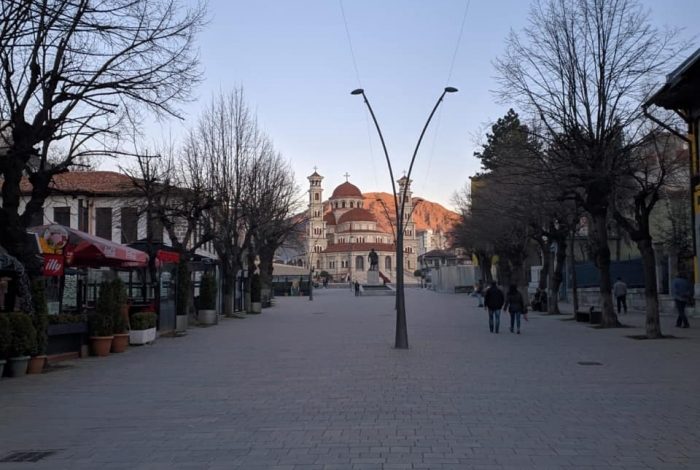 KORÇARËT PËR TU MARRË SHEMBULL/ Pas thirrjes për të qendruar në shtëpi, boshatisin rrugët dhe lokalet (PAMJET)