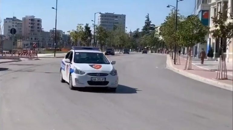 “PËRFUNDOI ORARI…QENDRONI NË SHTËPI”/ Thirrjet që dëgjohen në Fier për qytetarët (VIDEO)