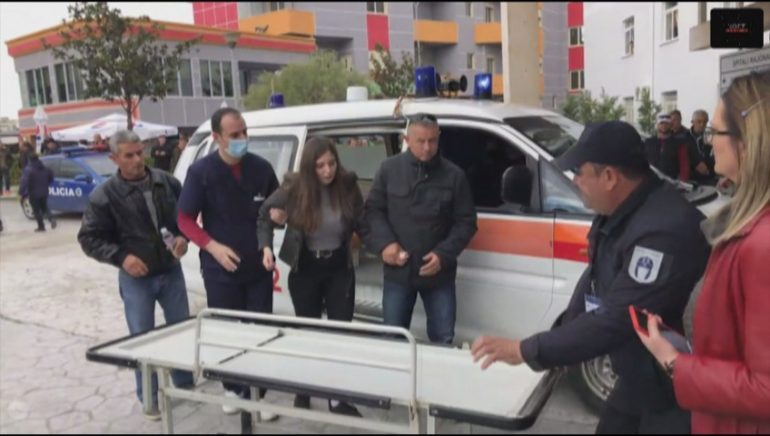 HELMIMI I 30 NXËNËSVE NË FIER/ Drejtoresha e shkollës: U hodh një lëndë nga një minoren, rasti i përsëritur