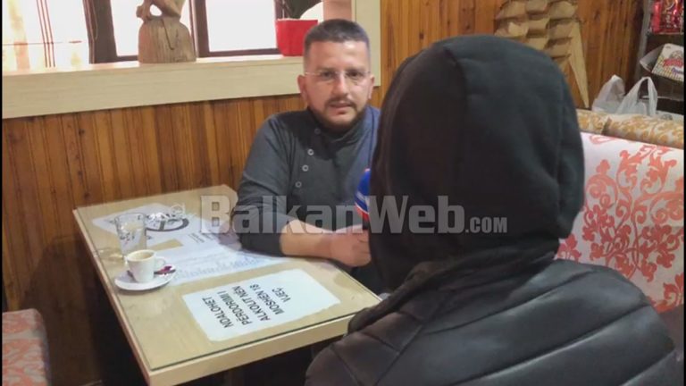 HELMIMI MASIV NË FIER/ Flet nxënësi i akuzuar: Mbaja sprajt në xhep, por kur ndodhi ngjarja isha jashtë shkollës. Shoku im shkrepi me çakmak një… (VIDEO)