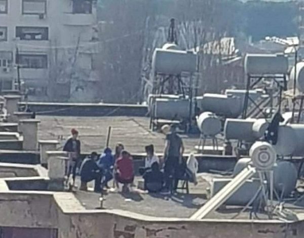 “NUK DUA T’JU BESOJ SYVE”/ Mjeku Pipero: Qytetarët mblidhen në tarracat e pallateve