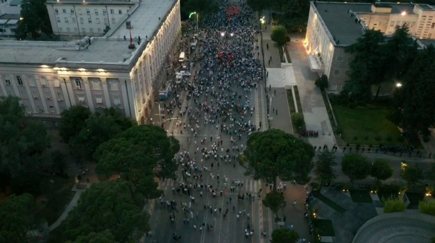 PROTESTA E ILIR METËS/ Pamje me dron nga bulevardi “Dëshmorët e Kombit” (VIDEO)