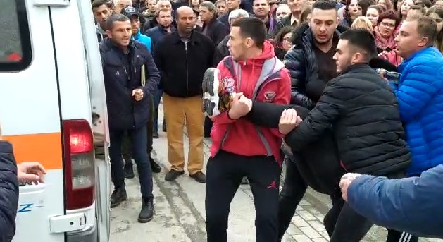 HELMOHEN SËRISH NXËNËS TË SHKOLLËS “JANAQ KILLICA”/ 30 gjimnazistë në Fier dërgohen me urgjencë në spital (VIDEO)