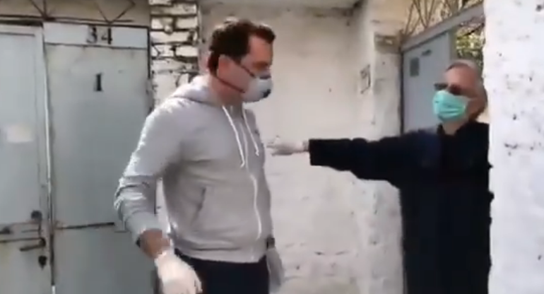 KORONAVIRUSI/ Gjyshja merr pakot nga Veliaj: Aman me hidh edhe plehrat (VIDEO)
