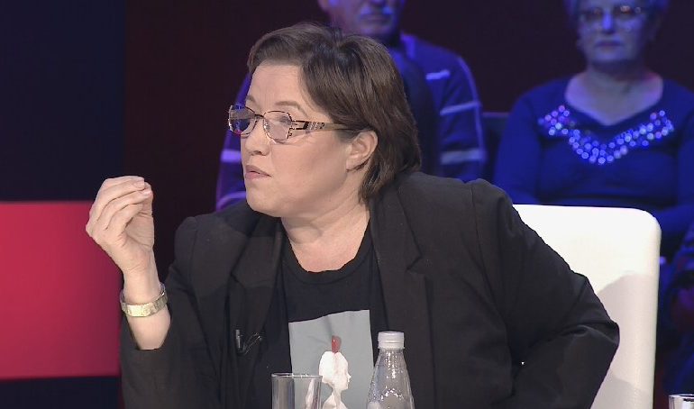 BASHA FLET PËR MASKA TË SKADUARA/ Reagon ashpër Brizida Gjikondi: Po a ke turp ti? Do të arrish panik e përçarje…