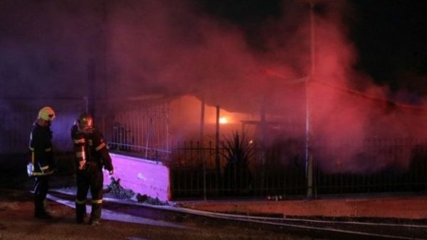 RRITEN TENSIONET NË GREQI/ Zjarr në një kamp refugjatësh, përleshje në kufi me Turqinë