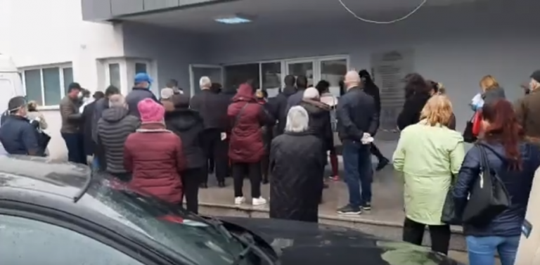KORONAVIRUSI/ Pak metra larg Spitalit Infektiv, pacientët e Onkologjikut në QSUT mbajnë radhën dhe distancën (VIDEO)