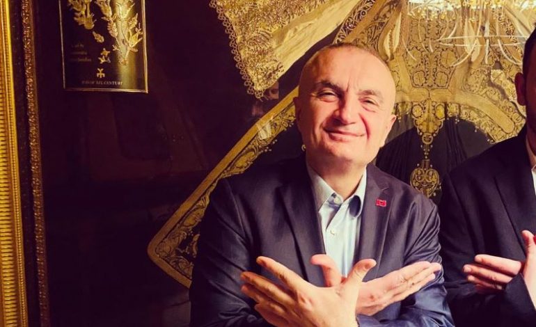 NGA NJË FOTO ME TË GJITHË/ Qytetarët ironizojnë Metën: Sufllaqe te Presidenca falas…ditë pagesash sot? (FOTO)