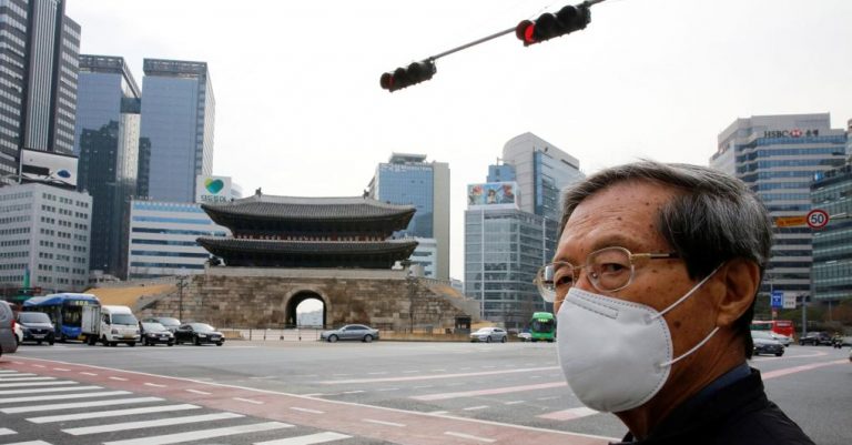 KORONAVIRUSI/ Koreja e Jugut “frenon” përhapjen e epidemisë, vetëm 76 raste të reja