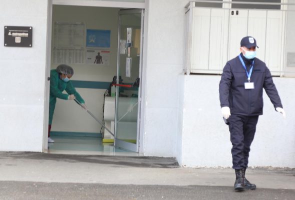 ANALIZA/ Pse është e rëndësishme “zbutja e kurbës” në luftën kundër koronavirusi