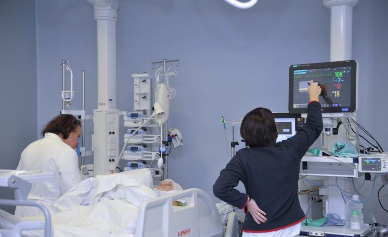 “MË PREMTONI QË DO ZGJOHEM SËRISH”/ Infermierja rrëfen netët e gjata me pacientët me koronavirus