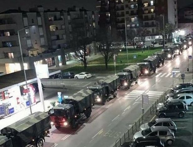 COVID-19/ Një foto që zbulon pamjen e tragjedisë. Makinat ushatarake transportojnë kufomat në Itali