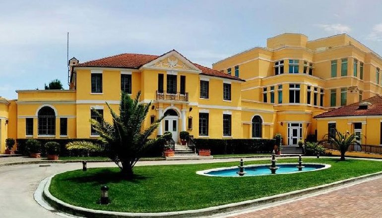 KORONAVIRUSI/ Ambasada e SHBA: Mbështesim qeverinë shqiptare, anulojmë të gjitha…
