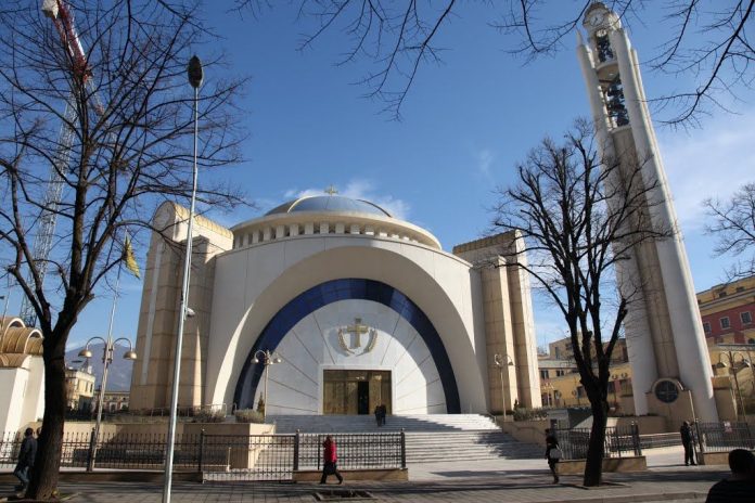 MASAT KUNDËR KORONAVIRUSIT/ Kisha Ortodokse njofton besimtarët: Asnjë shërbesë, vetëm lutje personale, liturgjitë do të…