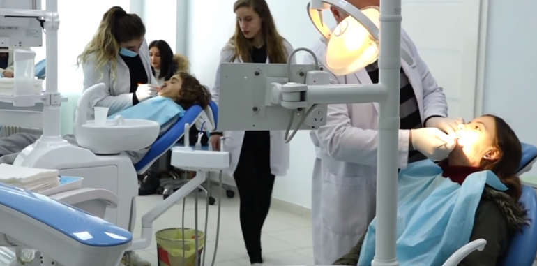 KORONAVIRUSI/ Urdhri i Stomatologut thirrje dentistëve: Klinikat të mbyllen deri në 3 prill