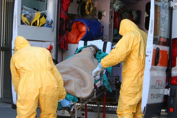 KORONAVIRUSI/ Luftoi për të shpëtuar jetë njerëzish nga epidemia, humb jetën mjeku italian