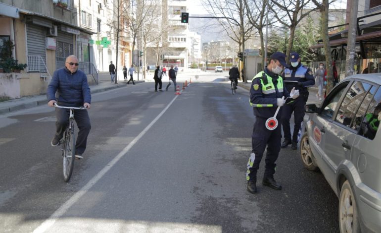 “O ÇUNI HAJDE KËTU HAJDE”/ S’iu bindën urdhrit duke dalë nga shtëpia pas 18:00, policia…