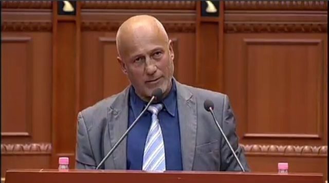 “KUR ISHA KAÇURREL QERASJA FEMRAT ME WHISKY!” Vjen reagimi i Kostaq Papës: U bënë bashkë ujqër e çakenj, mallkuar qofshin