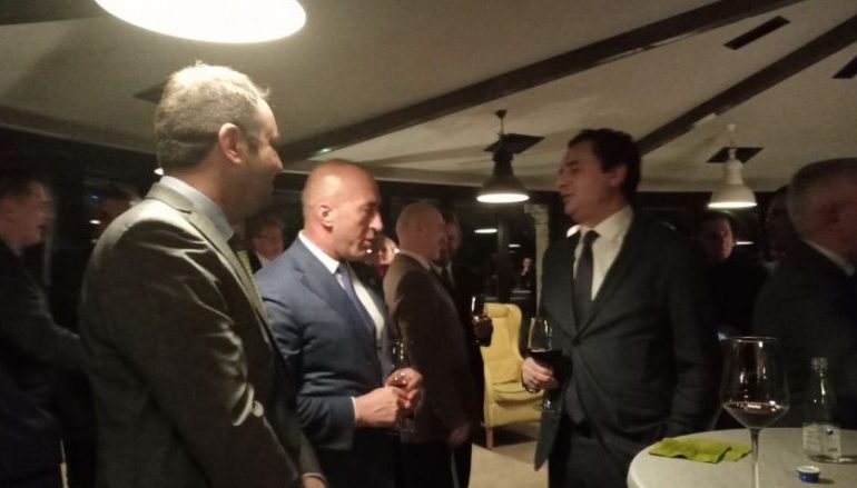 BISEDA E SHKURTËR ME KURTIN/ Haradinaj ja thotë në sy: Nuk duhet hequr taksa (VIDEO)
