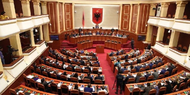 DITË E NGJESHUR ME POLITIKËN/ Meta thërret protestë në bulevard, deputetet e Kuvendit mblidhen në seancë plenare
