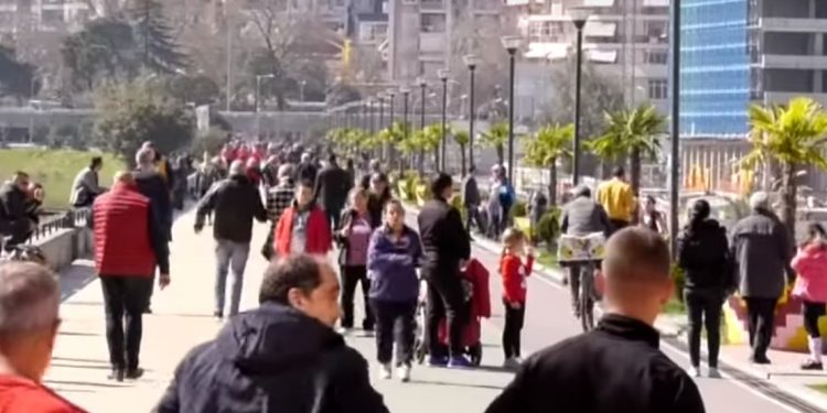 “NUK ZËNË MEND”/ Banorët e Tiranës braktisin rrugët e kryeqytetit, por dynden te liqeni