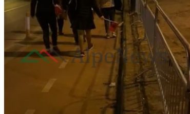 DALIN PAMJET/ Meta mban fjalim, qytetarët me flamuj në dorë LARGOHEN nga protesta