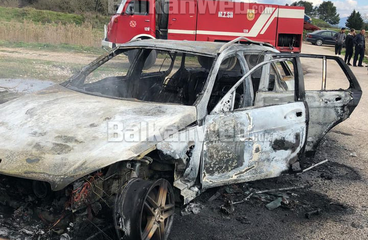 PËRFSHIHET NGA FLAKËT NË ECJE/ Shkrumbohet makina në Delvinë (FOTO)