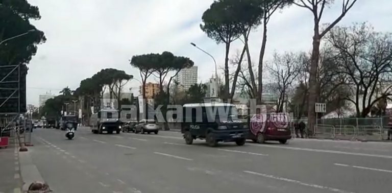 FSHN-JA BLINDON “DËSHMORËT E KOMBIT”/ Ja ç’po ndodh para Kryeministrisë pak para manifestimit (VIDEO)