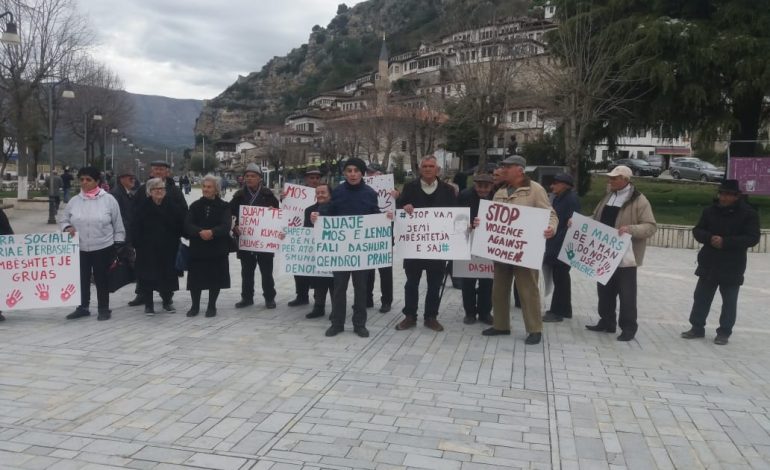 DHUNA NDAJ GRAVE/ Pensionistë të qendrës sociale dhe qytetarë beratas, marshim sensibilizues (FOTOT)