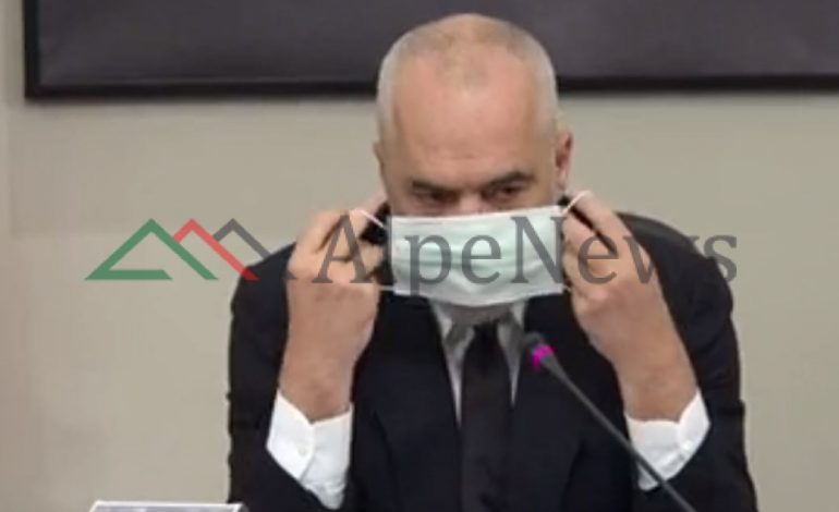 FOTOLAJM/ Rama vendos maskën dhe flet nga mbledhja e qeverisë: Duan të përhapi në panik