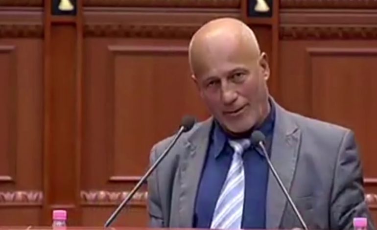 FJALIMI QË U BË VIRAL/ “Kaçurreli” Kostaq Papa në Parlament ka zëvendësuar… Sali Berishën
